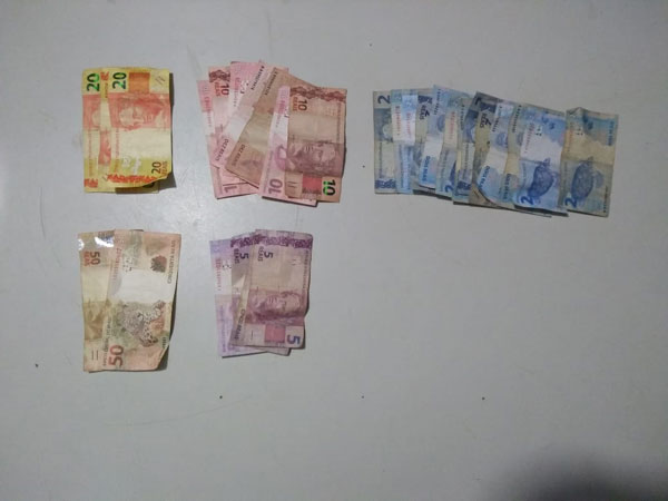 divulgação Polícia Militar - Em uma garrafa de vidro foi localizado R$ 276,00 em dinheiro divulgação Polícia Militar - Em uma garrafa de vidro foi localizado R$ 276,00 em dinheiro