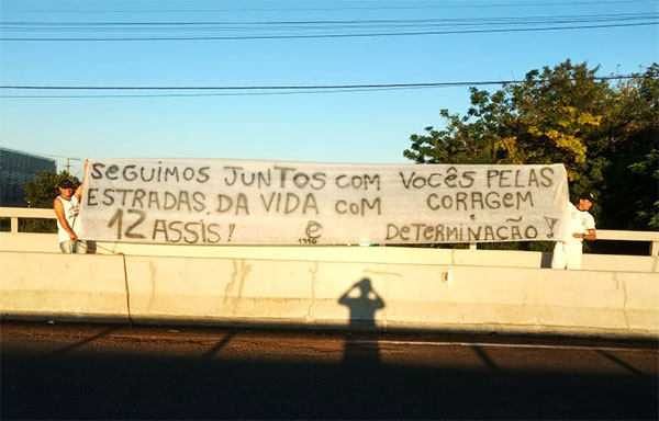 Divulgação - Faixa estendida no viaduto da Rodovia Raposo Tavares homenageia caminhoneiros Divulgação - Faixa estendida no viaduto da Rodovia Raposo Tavares homenageia caminhoneiros