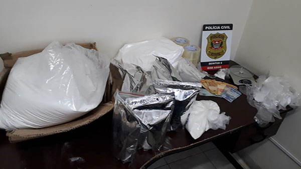 Divulgação - Policiais encontraram pó branco embalado em inúmeros pacotes lacrados, sacos plásticos e também baldes