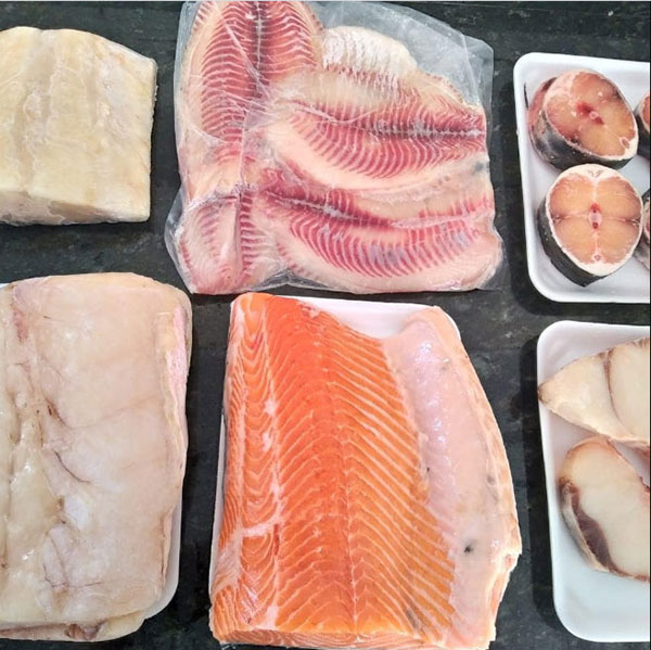 São vários opções de peixes, como salmão, tilápia entre outros