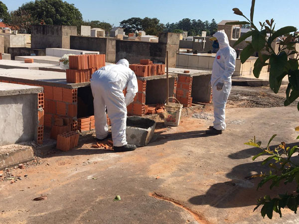 divulgação - Funcionários do Cemitério usam equipamentos de proteção individual seguindo o protocolo divulgação - Funcionários do Cemitério usam equipamentos de proteção individual seguindo o protocolo