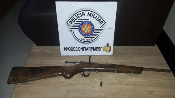 divulgação PM - A espingarda calibre 22 estava sem numeração de ferrolho divulgação PM - A espingarda calibre 22 estava sem numeração de ferrolho