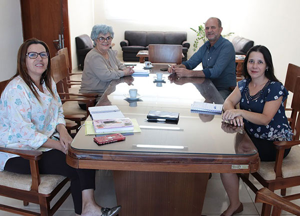 Divulgação - Reunião com o prefeito José Fernandes, a secretária de Educação Dulce de Andrade Araújo e demais servidoras
