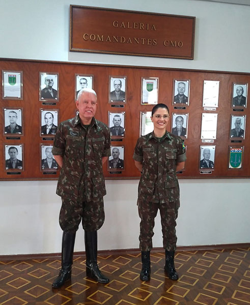 Divulgação - Paraguaçuense General Lourival Carvalho Silva com a jornalista assisense Camila Dib, que integra o Exército Brasileiro Divulgação - Paraguaçuense General Lourival Carvalho Silva com a jornalista assisense Camila Dib, que integra o Exército Brasileiro