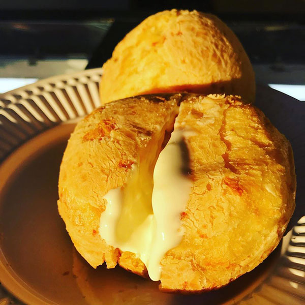 Divulgação - Pão de queijo recheado você encontra na padaria do Posto BelAssis Divulgação - Pão de queijo recheado você encontra na padaria do Posto BelAssis