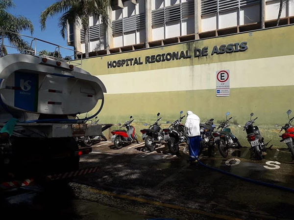 Divulgação - Parceria viabiliza caminhão com motorista da SABESP e a Prefeitura disponibiliza servidores Divulgação - Parceria viabiliza caminhão com motorista da SABESP e a Prefeitura disponibiliza servidores