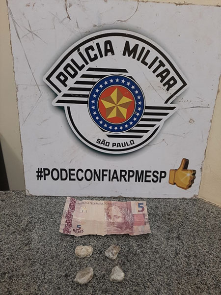divulgação PM - Foram apreendidas quatro porções de maconha, e um pequeno valor em dinheiro divulgação PM - Foram apreendidas quatro porções de maconha, e um pequeno valor em dinheiro