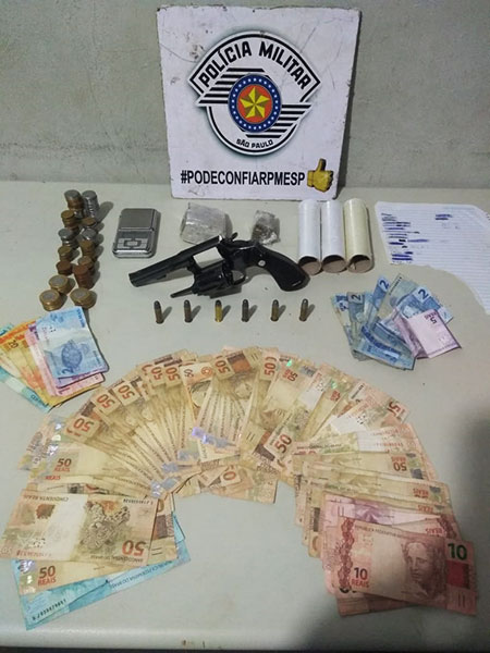 Divulgação - Dinheiro, drogas, munições e revólver apreendidos pela PM em Paraguaçu Paulista