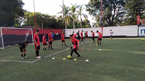 Escola Flamengo Assis prepara aulas ao vivo para alunos durante quarentena