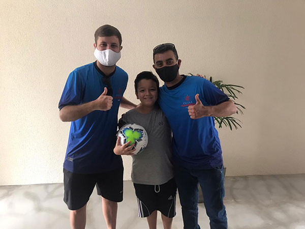 Aluno Vitor Sussel Dias recebendo o prêmio Aluno Vitor Sussel Dias recebendo o prêmio