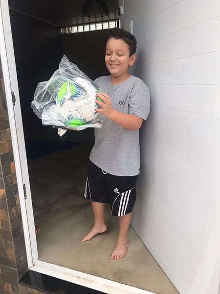 Os alunos ficaram contentes com o presente do prêmio Os alunos ficaram contentes com o presente do prêmio