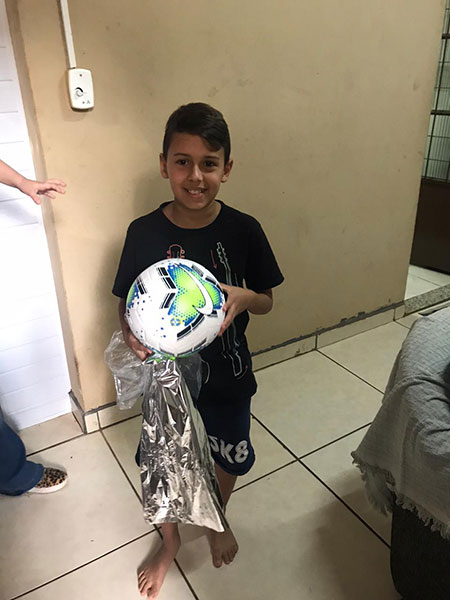 A escola preparou um quiz super divertido sobre futebol e puderam viver uma competição virtual. Os três vencedores receberam uma bola como prêmio A escola preparou um quiz super divertido sobre futebol e puderam viver uma competição virtual. Os três vencedores receberam uma bola como prêmio