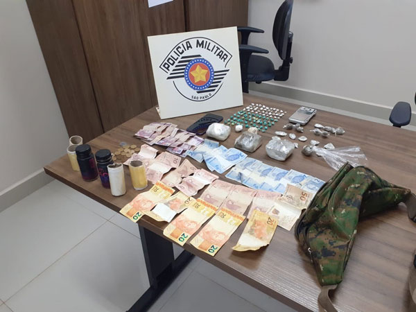 divulgação PM - Foram apreendidos R$ 292,85 em notas diversas, 95 pedras de crack, 20 trouxas de maconha, três porções grandes de maconha, uma balança de precisão, e um celular divulgação PM - Foram apreendidos R$ 292,85 em notas diversas, 95 pedras de crack, 20 trouxas de maconha, três porções grandes de maconha, uma balança de precisão, e um celular
