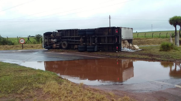 divulgação - O caminhão tombou na rotatória na entrada de Cândido Mota divulgação - O caminhão tombou na rotatória na entrada de Cândido Mota