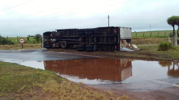 divulgação - O caminhão tombou na rotatória na entrada de Cândido Mota