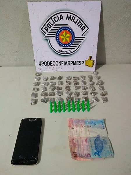 divulgação - Foram apreendidas 47 porções de maconha e 18 eppendorfs de cocaína divulgação - Foram apreendidas 47 porções de maconha e 18 eppendorfs de cocaína