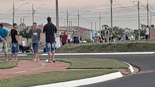 Divulgação - Aglomeração no bairro Nossa Senhora de Fátima na tarde deste domingo