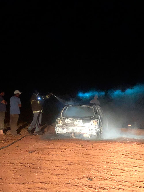 divulgação - Veículo pega fogo em estrada de terra em Cândido Mota