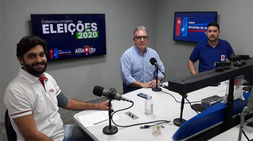 Entrevistadores Elielton e Jerônimo ao lado do pré-candidato a prefeito