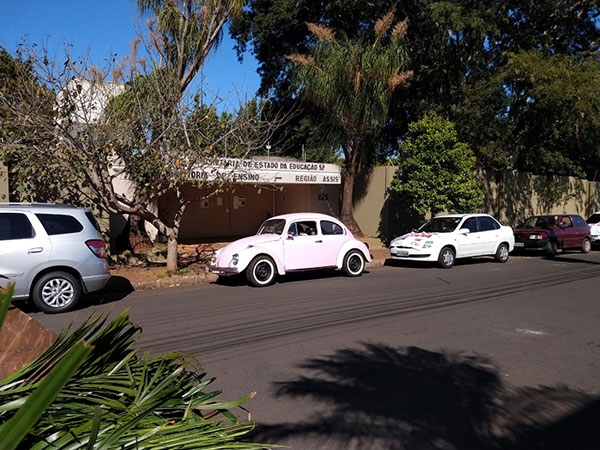 divulgação - Uma carreata foi organizada pelo centro de Assis para destacar que os professores estão sem emprego