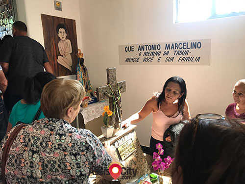 Divulgação - Fiéis anualmente visitam a festa do Menino da Tábua