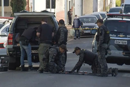 Foto: TV TEM/ Reprodução - Criminosos deixaram explosivos para trás durante a ação em Botucatu — Foto: TV TEM/ Reprodução