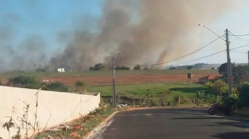 Divulgação - Incêndio próximo ao Cabral gera mais de 40 ligações ao Corpo de Bombeiros de Assis