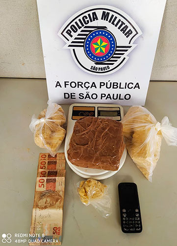 Foram apreendidas 4 porções grande de cocaína (1,300 KG), balança de precisão e R$ 200,00 em dinheiro