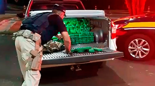 Divulgação - Na caçamba da caminhonete, a polícia encontrou os tijolos, que somaram 297,82 quilos Divulgação - Na caçamba da caminhonete, a polícia encontrou os tijolos, que somaram 297,82 quilos