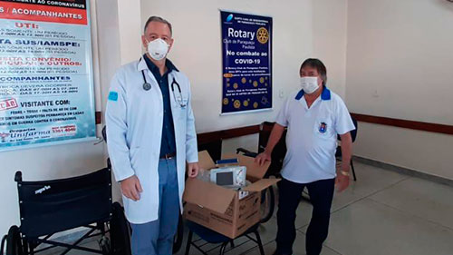 Divulgação - À direita, o chefe do Setor de Ambulâncias do Departamento de Saúde, Valdemir Vicente de Pádua, entrega o respirador de transporte ao médico intensivista e coordenador da UTI do Hospital Santa Casa de Misericórdia de Paraguaçu Paulista, Gustavo Navarro (Foto: Saúde/Cedida)