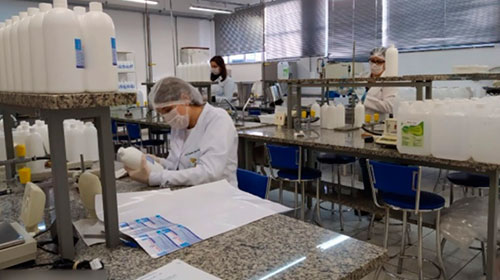 Foto: Reprodução/EPTV - Laboratório da Universidade Federal de Alfenas, que produziu álcool em gel para o enfrentamento da pandemia do novo coronavírus em cidades de MG — Foto: Reprodução/EPTV