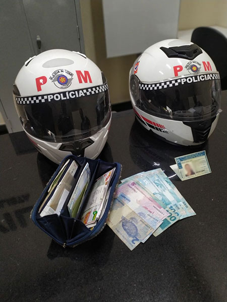 Divulgação PM - Os policiais recuperaram a carteira com dinheiro e documentos da vítima