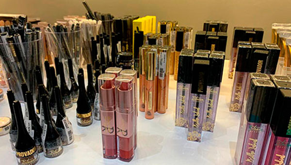 Divulgação - Bitarra e Ruby Rose fazem parte do estoque de maquiagens que Dama Make up oferece aos clientes Divulgação - Bitarra e Ruby Rose fazem parte do estoque de maquiagens que Dama Make up oferece aos clientes