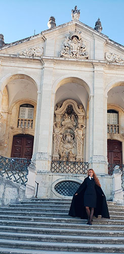 Divulgação - Fundada em 1290, a Universidade de Coimbra é famosa pelo ensino, pesquisa e por suas tradições, como o uso dos trajes acadêmicos e capas negras Divulgação - Fundada em 1290, a Universidade de Coimbra é famosa pelo ensino, pesquisa e por suas tradições, como o uso dos trajes acadêmicos e capas negras