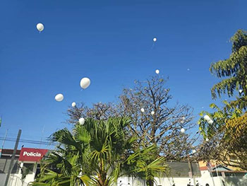 divulgação - Balões brancos foram solto com mensagens de carinho divulgação - Balões brancos foram solto com mensagens de carinho