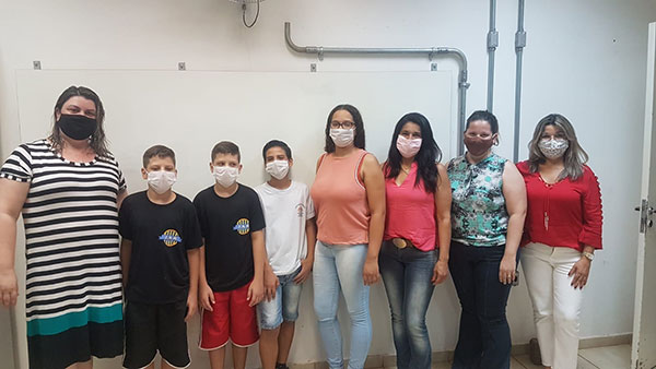 divulgação - Alunos que desenvolveram projeto dança das cadeiras com equipe da escola divulgação - Alunos que desenvolveram projeto dança das cadeiras com equipe da escola