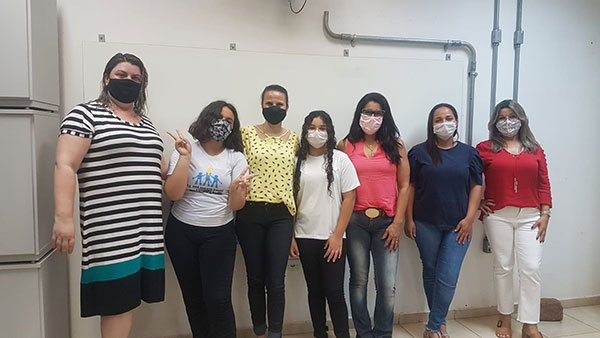 divulgação - Alunas do projeto uso de tecnologias com equipe escolar divulgação - Alunas do projeto uso de tecnologias com equipe escolar