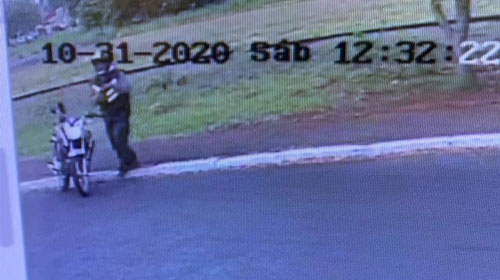 divulgação - Imagens da câmera de segurança mostram o motoboy chegando a casa da vítima