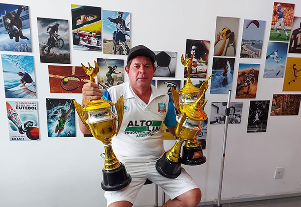 divulgação - Bodinho com os troféus da competição