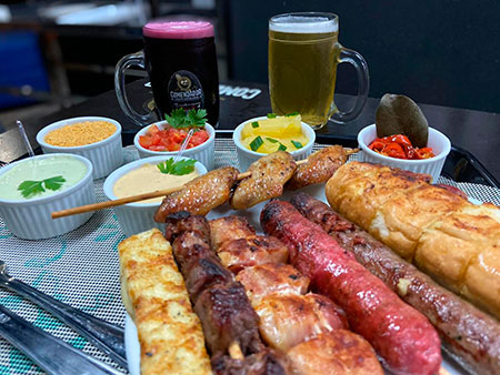 Divulgação - O local oferece espetos, guarnições e chopp Divulgação - O local oferece espetos, guarnições e chopp