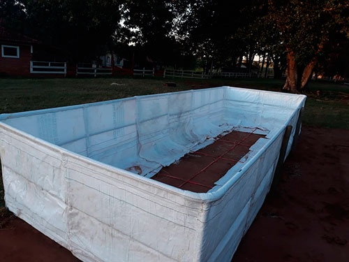 Divulgação - Marisa usou bags abertos, costurados a mão, para revestir o interior da piscina Divulgação - Marisa usou bags abertos, costurados a mão, para revestir o interior da piscina
