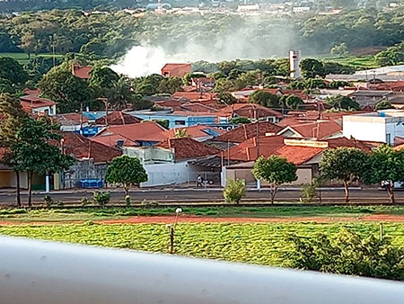 Divulgação - A prática de queimadas é corriqueira na Vila Clementina Divulgação - A prática de queimadas é corriqueira na Vila Clementina