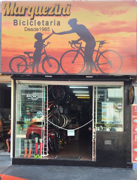 Após 55 anos, a loja, conhecida hoje como Marquezini Biciletaria fica localizada na Av Marechal Deodoro, 288