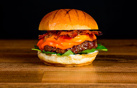 Divulgação - Hamburgueria segue funcionando normalmente no período noturno oferecendo grande variedade de lanches Divulgação - Hamburgueria segue funcionando normalmente no período noturno oferecendo grande variedade de lanches