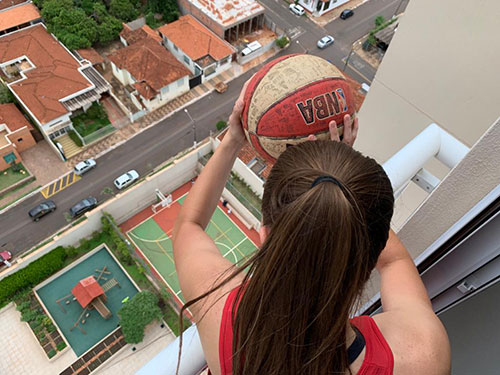 Redação AssisCity - Atleta arremessou a bola a mais de 50 metro do chão Redação AssisCity - Atleta arremessou a bola a mais de 50 metro do chão