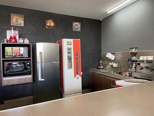 A loja conta com uma cafeteria pensada no conforto aos clientes A loja conta com uma cafeteria pensada no conforto aos clientes