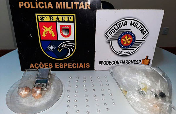 Divulgação PM - Pedras de crack, balança e materiais para embalo das drogas apreendidos Divulgação PM - Pedras de crack, balança e materiais para embalo das drogas apreendidos