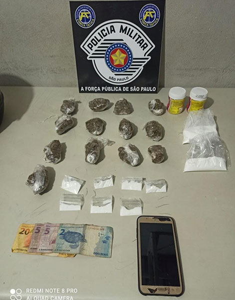 Divulgação PM - Porções de drogas apreendidas Divulgação PM - Porções de drogas apreendidas