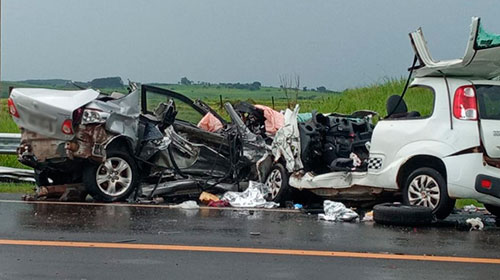 Divulgação - Corolla e Uno ficaram destruÃdos após batida Divulgação - Corolla e Uno ficaram destruÃdos após batida