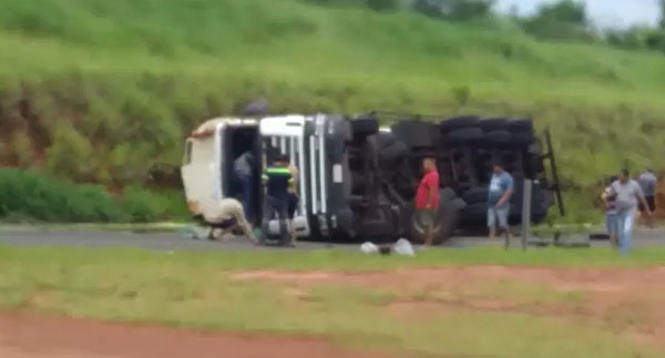 divulgação - Caminhão tomba e espalha carga em rodovia de Paraguaçu Paulista divulgação - Caminhão tomba e espalha carga em rodovia de Paraguaçu Paulista
